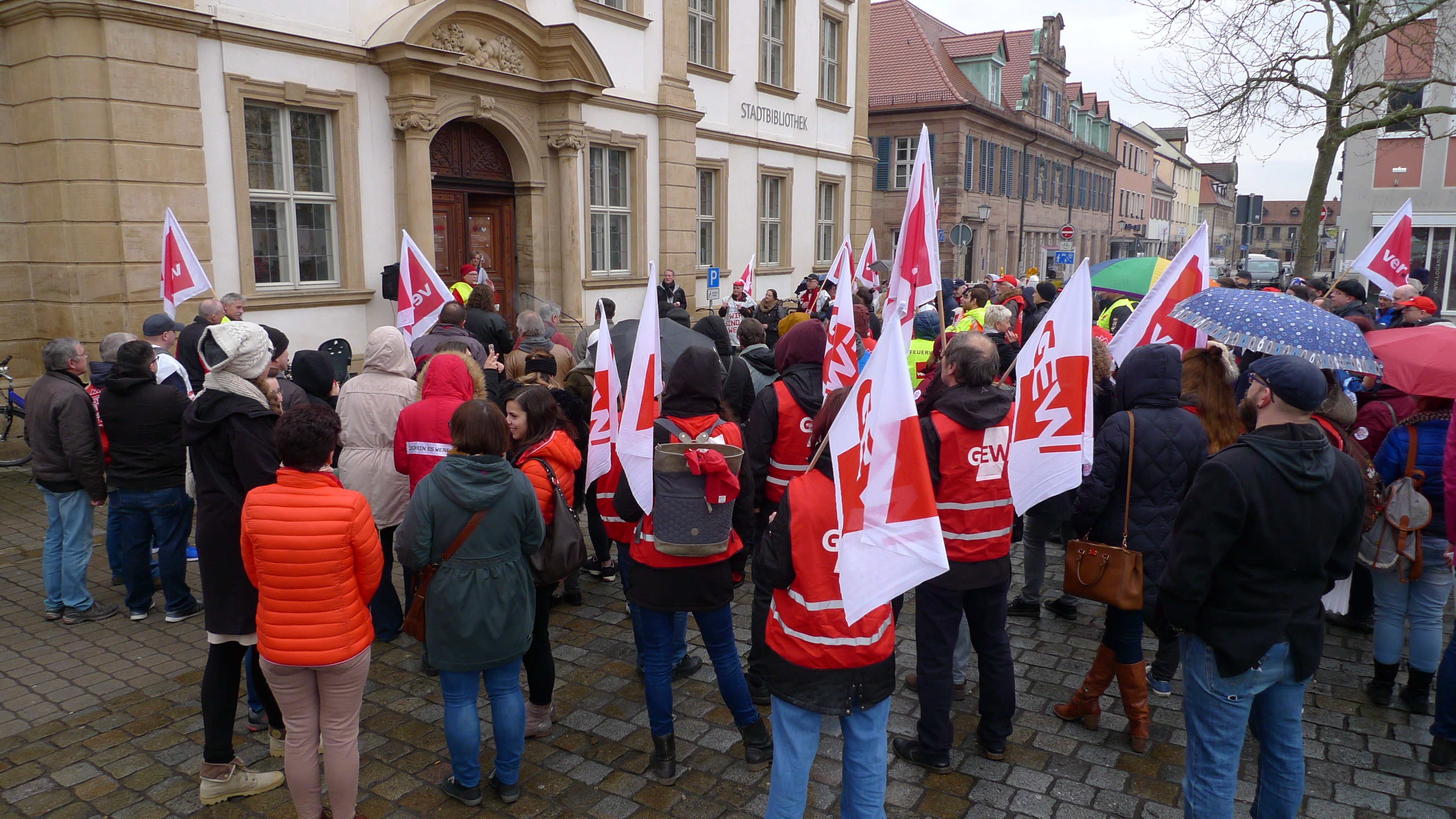 GEW und ver.di gemeinsam vor der Stadtbücherei